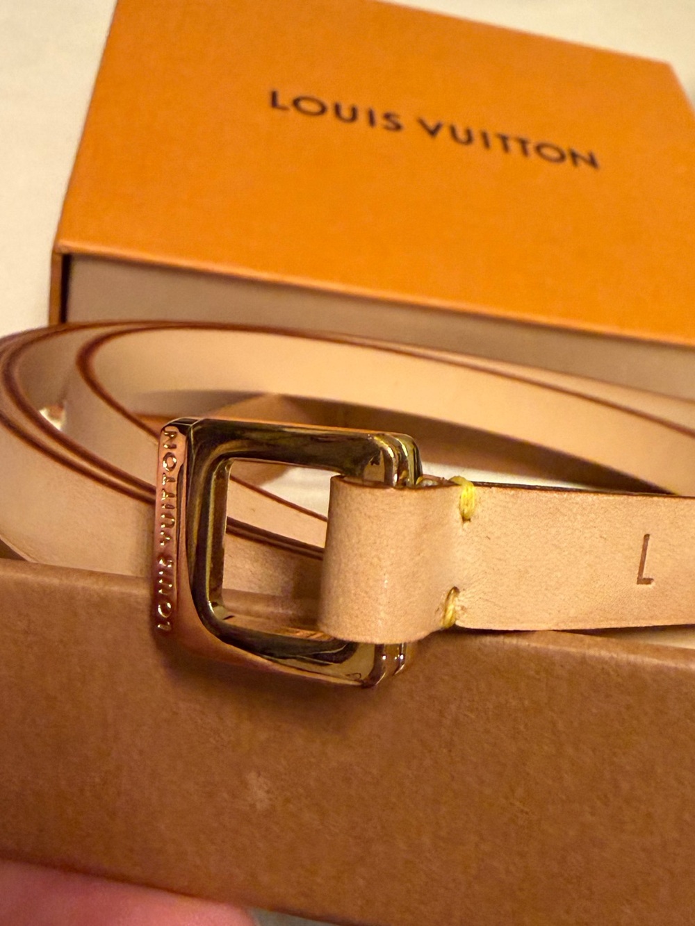 Louis Vuitton Vintage size M
Leather Thin Waist Belt like new with box